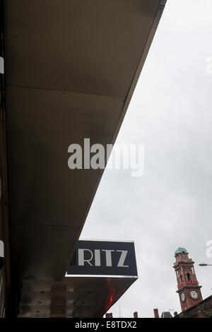 Esterno del Ritz di Manchester su Whitworth Street. Formato verticale Foto Stock