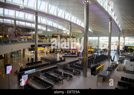 Lo shopping e area di attesa presso il nuovo terminal 2 edificio a all' aeroporto di Heathrow di Londra Foto Stock