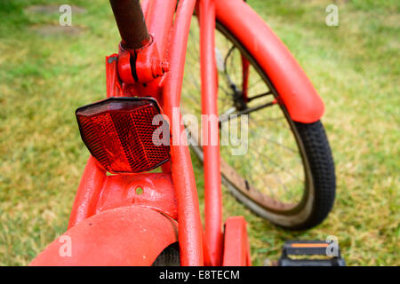In prossimità di una singola classic bicicletta velocità e sicurezza di riflettore. Foto Stock