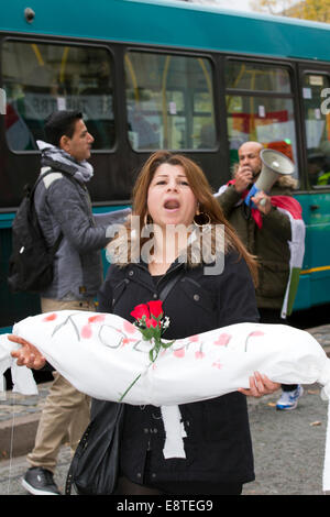 Liverpool, Regno Unito. Xiv oct, 2014. Manifestanti tenendo un fake corpse, come essi marzo attraverso il centro di Liverpool a dimostrare contro il gruppo terrorista ISIS. Circa 300 dimostranti hanno marciato lungo Church Street, Bold Street e Renshaw Street prima di picchetti al di fuori di calce stazione St. Sabiha Soylu ha preso parte nel marzo perché sente di più deve essere fatto per aiutare i combattenti curdi - che sono in lotta con pesantemente armati mililtants ISIS. Credito: Mar fotografico/Alamy Live News Foto Stock