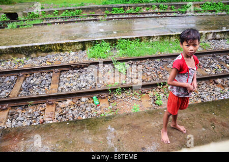 Popolo birmano in attesa della sua famiglia sul treno alla stazione ferroviaria sulla luglio 13, 2014 in Bago, Birmania. Foto Stock