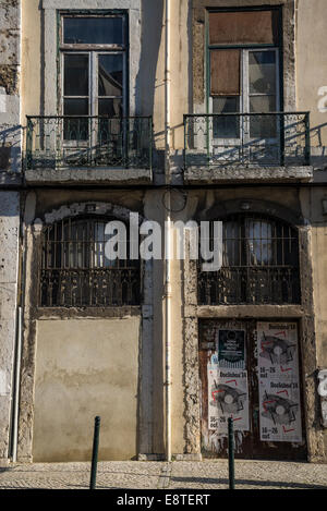 Vecchio fatiscente casa in Rua Jardim do Tabaco, Lisbona, Portogallo Foto Stock