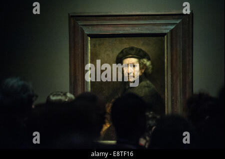 London, Regno Unito - 14 Ottobre 2014: persone guardano 'self ritratto, 1659' durante la stampa vista di 'Rembrandt: opere tarde" presso la Galleria Nazionale di apertura il 15 ottobre. © Piero Cruciatti/Alamy Live News Foto Stock