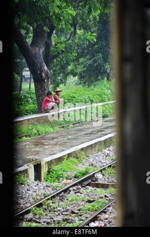 Popolo birmano in attesa della sua famiglia sul treno alla stazione ferroviaria sulla luglio 13, 2014 in Bago, Birmania. Foto Stock