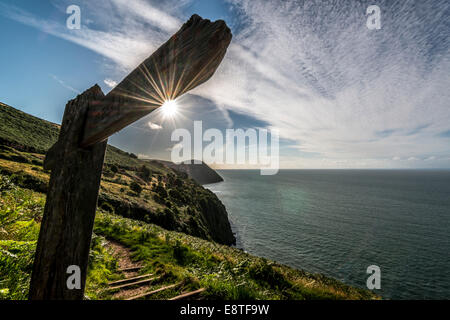 Un cartello sul sud ovest di rivestire il percorso itinerario a piedi verso Lynmouth, Devon, Regno Unito Foto Stock