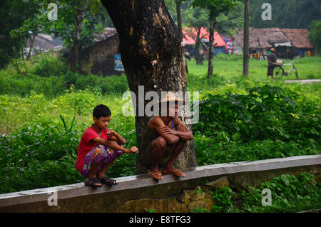 Popolo birmano in attesa della sua famiglia sul treno alla stazione ferroviaria sulla luglio 13, 2014 in Bago, Birmania. Foto Stock