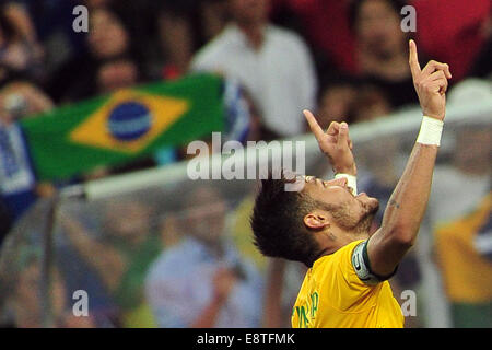 Singapore. Xiv oct, 2014. Il Brasile è Neymar celebra dopo rigature durante il cordiale partita di calcio contro il Giappone a Singapore National Stadium dal 14 ottobre, 2014. Il Brasile ha vinto 4-0. Credito: Quindi Chih Wey/Xinhua/Alamy Live News Foto Stock