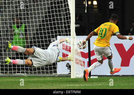 Singapore. Xiv oct, 2014. Il Brasile è Neymar (R) germogli e punteggi durante il cordiale partita di calcio contro il Giappone a Singapore National Stadium dal 14 ottobre, 2014. Il Brasile ha vinto 4-0. Credito: Quindi Chih Wey/Xinhua/Alamy Live News Foto Stock