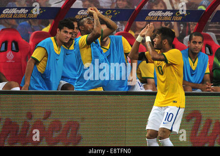 Singapore. Xiv oct, 2014. Il Brasile è Neymar (anteriore) festeggia con il suo compagno di squadra Robinho (2 L) dopo rigature durante il cordiale partita di calcio contro il Giappone a Singapore National Stadium dal 14 ottobre, 2014. Il Brasile ha vinto 4-0. Credito: Quindi Chih Wey/Xinhua/Alamy Live News Foto Stock