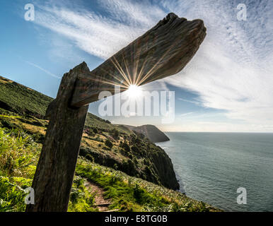 Un cartello sul sud ovest di rivestire il percorso itinerario a piedi verso Lynmouth, Devon, Regno Unito Foto Stock