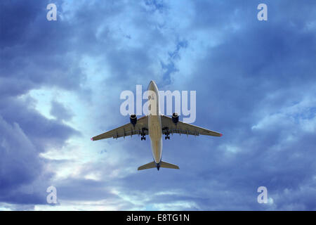 Un Royal Jordanian Air Bus A330 venuta in terra all'aeroporto di Londra Heathrow. Foto Stock