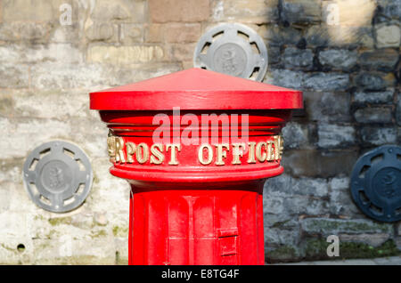 In alto di un colore rosso brillante vecchio Post Office letter box nella storica cittadina di Warwick Foto Stock