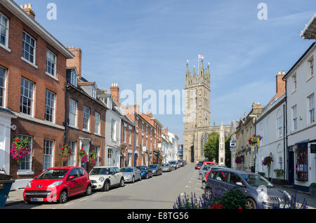 Vista lungo Church Street a Warwick con Chiesa Collegiata di Santa Maria in background Foto Stock