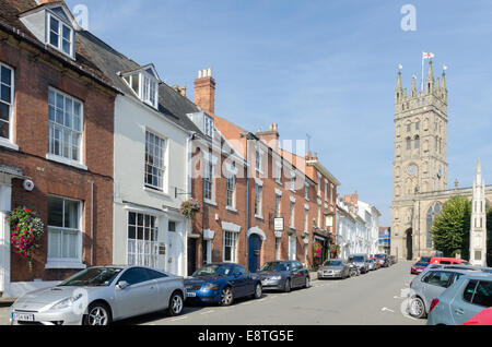 Vista lungo la strada della Chiesa nella storica cittadina di Warwick Foto Stock