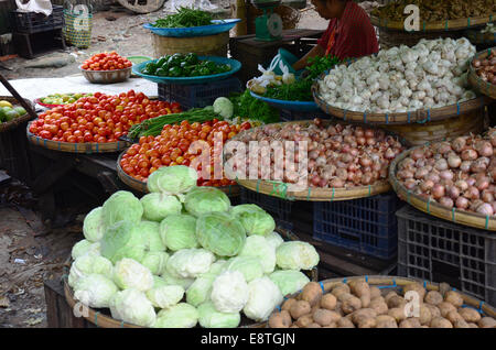 Donna birmano per la vendita di frutta e verdura del mercato Bago Myanmar Foto Stock