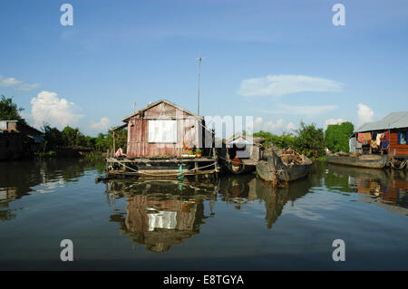 Una bella foto di case galleggianti sul Mekong delta del fiume del fiume di persone in Cambogia Foto Stock