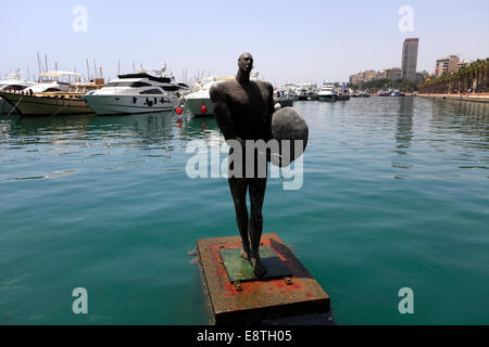 Scultura da Esperanza dOrs, ritorno di Ikarus con una tavola da surf, area del porto di Alicante, la capitale della regione di Valencia, Spagna, Foto Stock