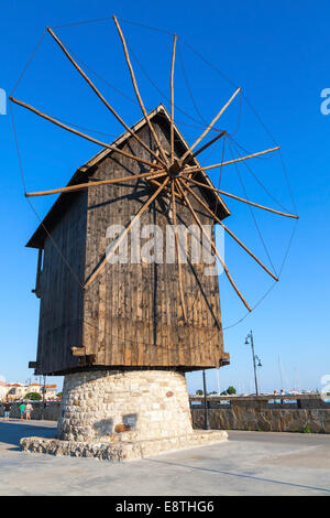Antico mulino a vento in legno sulla costa del mare, il più famoso punto di riferimento della vecchia città di Nessebar, Bulgaria Foto Stock