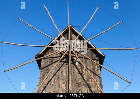 Antico mulino a vento in legno, il più famoso punto di riferimento della vecchia città di Nessebar, Bulgaria Foto Stock