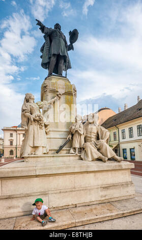 Bambino alla statua di Lajos Kossuth a Klauzal ter, quadrato a Szeged, Ungheria Foto Stock