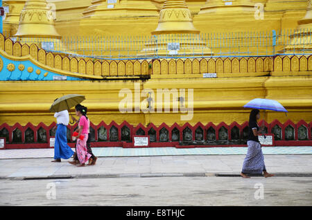 Popolo birmano a piedi mentre piove a Shwemawdaw Paya Pagoda è uno stupa sulla luglio 13, 2014 in Bago, Birmania. Foto Stock