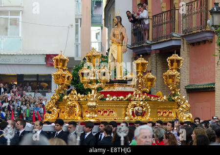 Statua di Cristo portato attraverso le strade durante pasqua settimana santa, semana santa a Fuengirola, provincia di Malaga, Spagna. Foto Stock