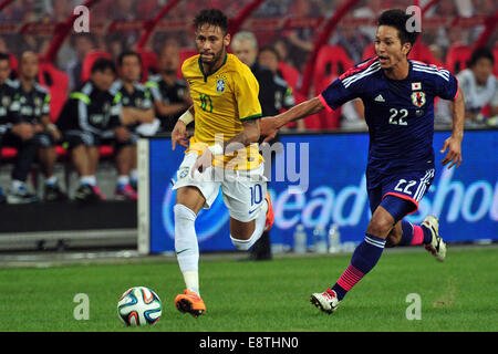 Singapore. Xiv oct, 2014. Il Brasile è Neymar (L) il sistema VIES per la palla con il Giappone Taguchi Taishi durante il cordiale soccer match in Singapore National Stadium dal 14 ottobre, 2014. Il Giappone ha perso 0-4. Credito: Quindi Chih Wey/Xinhua/Alamy Live News Foto Stock