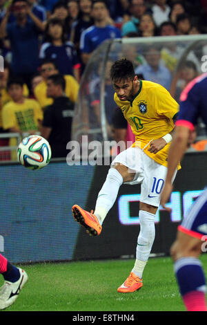 Singapore. Xiv oct, 2014. Il Brasile è Neymar calci la palla durante il cordiale partita di calcio contro il Giappone a Singapore National Stadium dal 14 ottobre, 2014. Il Giappone ha perso 0-4. Credito: Quindi Chih Wey/Xinhua/Alamy Live News Foto Stock