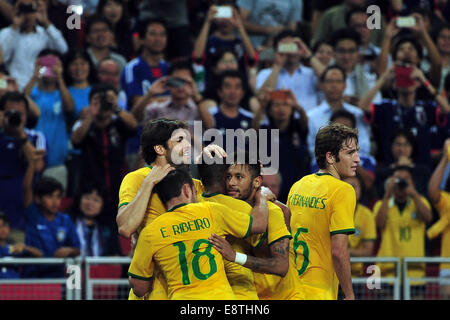 Singapore. Xiv oct, 2014. Il Brasile è Neymar (seconda R) celebra con i suoi compagni di squadra dopo il punteggio durante il cordiale partita di calcio contro il Giappone a Singapore National Stadium dal 14 ottobre, 2014. Il Giappone ha perso 0-4. Credito: Quindi Chih Wey/Xinhua/Alamy Live News Foto Stock