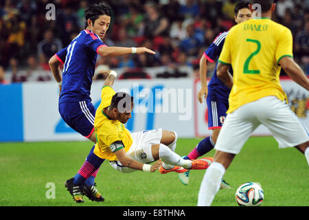 Singapore. Xiv oct, 2014. Il Brasile è Neymar (2 L) il sistema VIES per la palla con il Giappone Yoichiro Kakitani (1L) durante il cordiale soccer match in Singapore National Stadium dal 14 ottobre, 2014. Il Giappone ha perso 0-4. Credito: Quindi Chih Wey/Xinhua/Alamy Live News Foto Stock