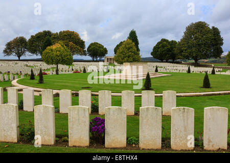 Righe di guerra gravi lapidi in Cabaret Rouge British cimitero per la prima guerra mondiale soldati del Commonwealth. Souchez Francia Europa Foto Stock