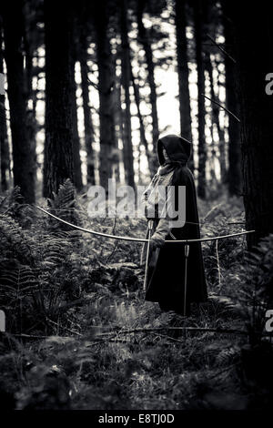 Nel profondo di una foresta un guerriero è pronta. Foto Stock