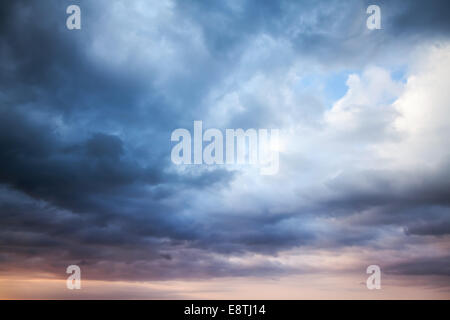 Blu scuro tempestoso cielo nuvoloso. Naturale sfondo foto Foto Stock