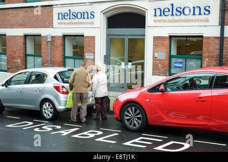 Persone parcheggiate nel parcheggio disabili Bay . Foto Stock