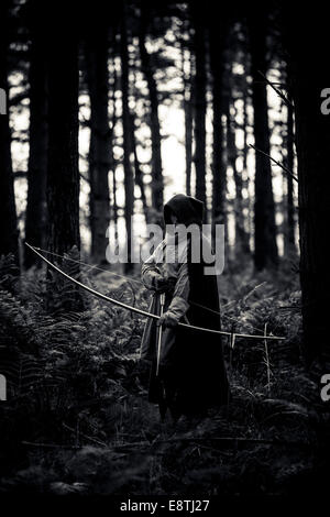 Nel profondo di una foresta un guerriero è pronta. Foto Stock