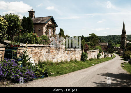 Il colore nel villaggio di Edensor Foto Stock