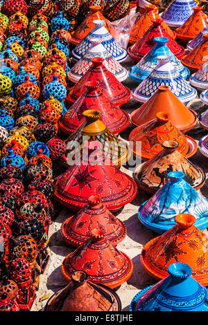 Souvenir ceramiche tunisino visualizzati sul terreno a Port el Kantoui in Tunisia. Foto Stock