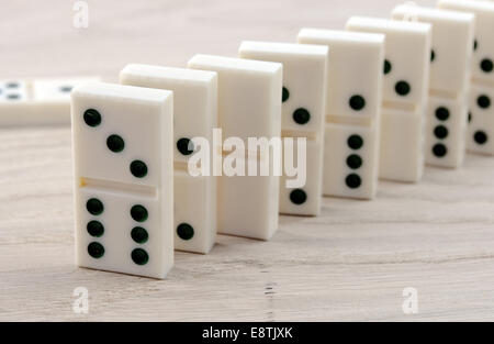 Vista superiore del domino gioca su un tavolo di legno Foto Stock