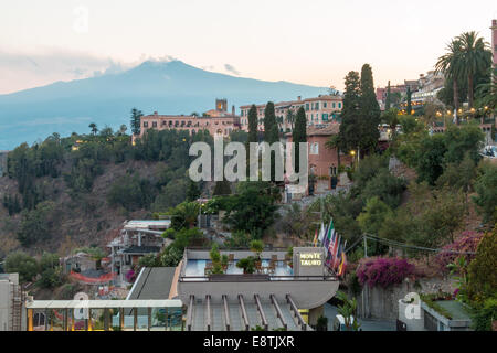 Il monte Etna da Taormina city garden Foto Stock