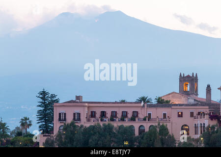 Il monte Etna da Taormina city garden Foto Stock