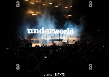 Underworld giocare i loro album - DUBNOBASEWITHMYHEADMAN presso la Royal Festival Hall a un sold out estatic folla. Foto Stock