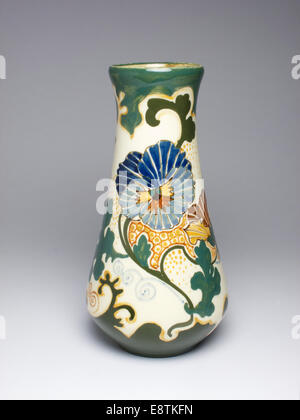 Arnhem ceramiche Art Nouveau vaso dipinto con pansies alta 15cm Foto Stock