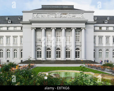Kurfurstfiches Schloss- Palazzo elettorale ex casa dell arcivescovo di Treviri Koblenz Germania UE sulla graziosa settembre giornata d'autunno Meteo Foto Stock