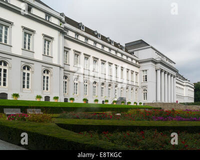 Kurfurstfiches Schloss- Palazzo elettorale ex casa dell arcivescovo di Treviri Koblenz Germania UE sulla graziosa settembre giornata d'autunno Meteo Foto Stock