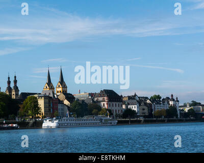 Vista sul Fiume Mosella centro storico a Koblenz Germania UE parte della gola del Reno Sito Patrimonio Mondiale dell'UNESCO sulla graziosa settembre giornata d'autunno Meteo Foto Stock