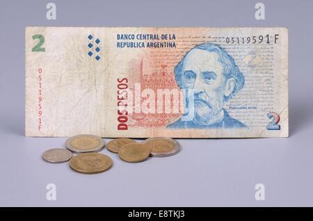 Facce del Argentina 2 pesos bill e centavos monete Foto Stock