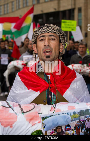 Anti-ISIS è un cartello terroristico; protesta alla stazione di Lime Street, Liverpool, Merseyside, Regno Unito i manifestanti marciano attraverso il centro di Liverpool per dimostrare contro il gruppo terroristico ISIS. Circa 300 manifestanti marciarono lungo Church Street, Bold Street e Renshaw Street prima di decapare fuori dalla stazione di Lime St. I manifestanti hanno sventolato bandiere con slogan come "Unite contro il terrore ISIS in Kurdistan" & Save Kobane. Le proteste, organizzate da 'le unità di protezione del popolo', anche note come YPG, durarono per due ore. Ottobre 2014 Credit: Cernan Elias/Alamy Live News Foto Stock