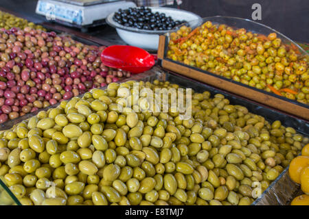 Una varietà di bright olive fresche in vendita presso il Souk El Had, Agadir, Marocco. Foto Stock