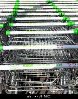 Messa a fuoco poco profonda immagine di Asda carrelli di shopping Foto Stock