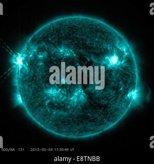 Didascalia: la NASA Solar Dynamics Observatory (SDO) catturato questa immagine di un classe M5.7 flare su Maggio 3, 2013 a 1:30 p.m. EDT. Thi Foto Stock